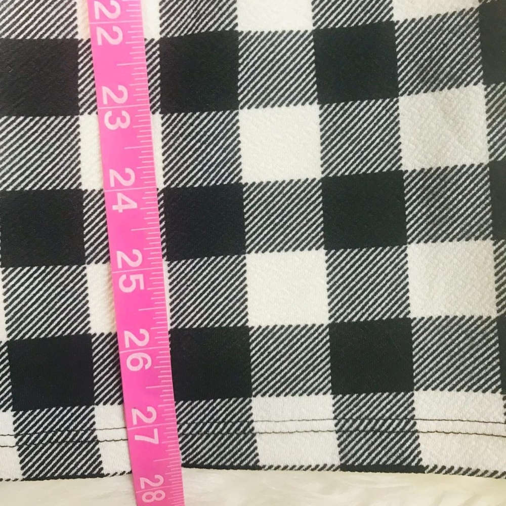 🆕️White Checkered Pencil Plus Skirt - Picture 4 of 4